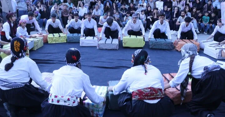 مسرحية "سايلنت" تسلط الضوء على معاناة "الكولبر" الكورد في المناطق الحدودية الإيرانية