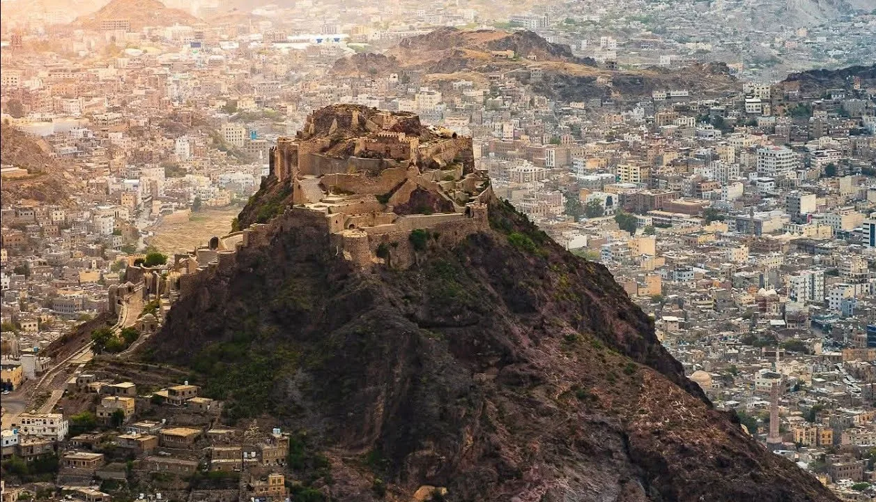 القوات المسلحة اليمنية تبدأ دخول مدينة التربة في تعز