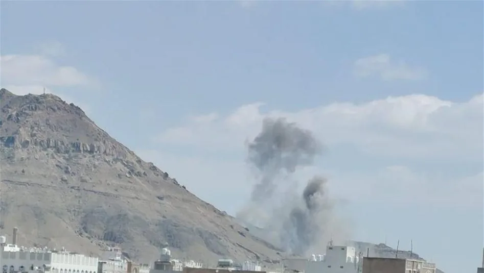 بالصور.. صنعاء تتعرض لقصف جوي