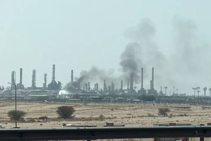 دخان ونيران بالقرب من منشأة لأرامكو في الرياض