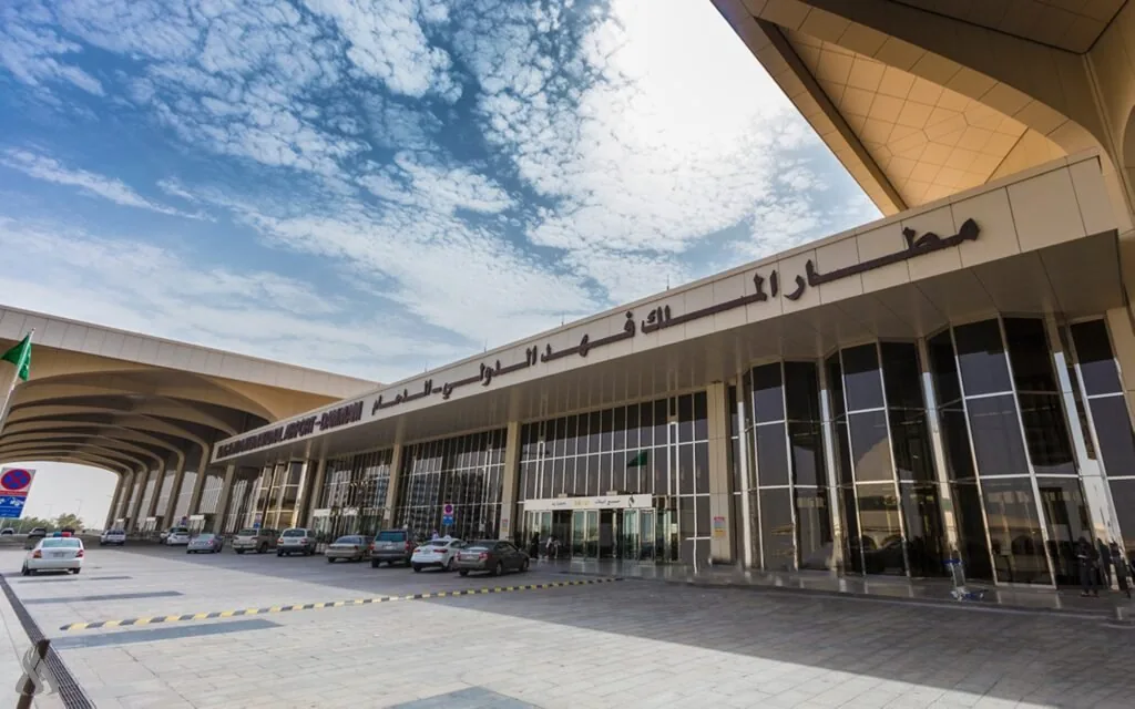 السعودية توقف العمليات الجوية بمطار الملك فهد في الدمام بالمنطقة الشرقية