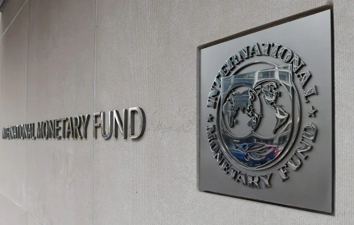 البنك الدولي يصدم بغداد: انكماش 12.4% واحتياطيات تهوي 23.7 مليار دولار في 5 أشهر