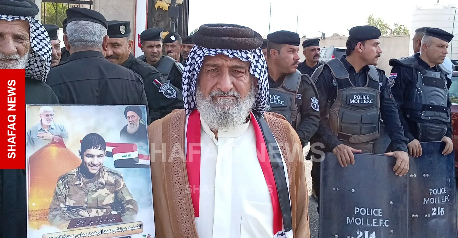 عوائل شهداء الحشد في البصرة تحتج للمطالبة بتوزيع الأراضي (صور)
