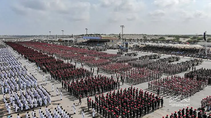 القوات المسلحة اليمنية تعلن تنفيذ عمليات عسكرية بصواريخ ومسيرات استهدفت مطار الملك خالد ومصفاة