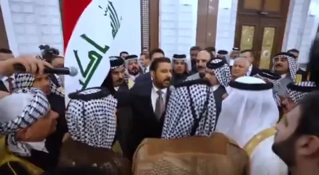 رئيس الوزراء يؤكد أهمية رفع العلم العراقي في جميع المضيف