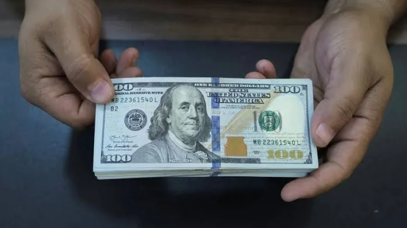 "تدهور العملة الإيرانية سيتكرر في العراق".. ماذا يقول الخبراء عن رفع سعر الدولار؟