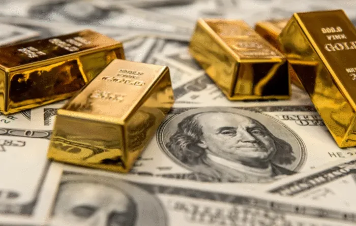 الدولار يقفز فوق 160 ألف دينار للمئة في السوق الموازية.. والفجوة مع السعر الرسمي تتسع