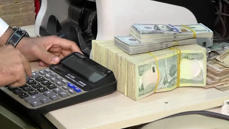 خبير يشخص "تشتت" بين الحكومة والمركزي: غيّروا الدولار فقط ولم يبحثوا التداعيات
