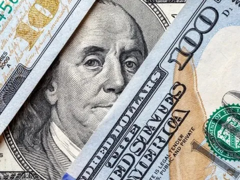 العراق يغيّر سعر الصرف.. أسعار جديدة للدولار وتحذيرات نيابية من تداعيات اقتصادية