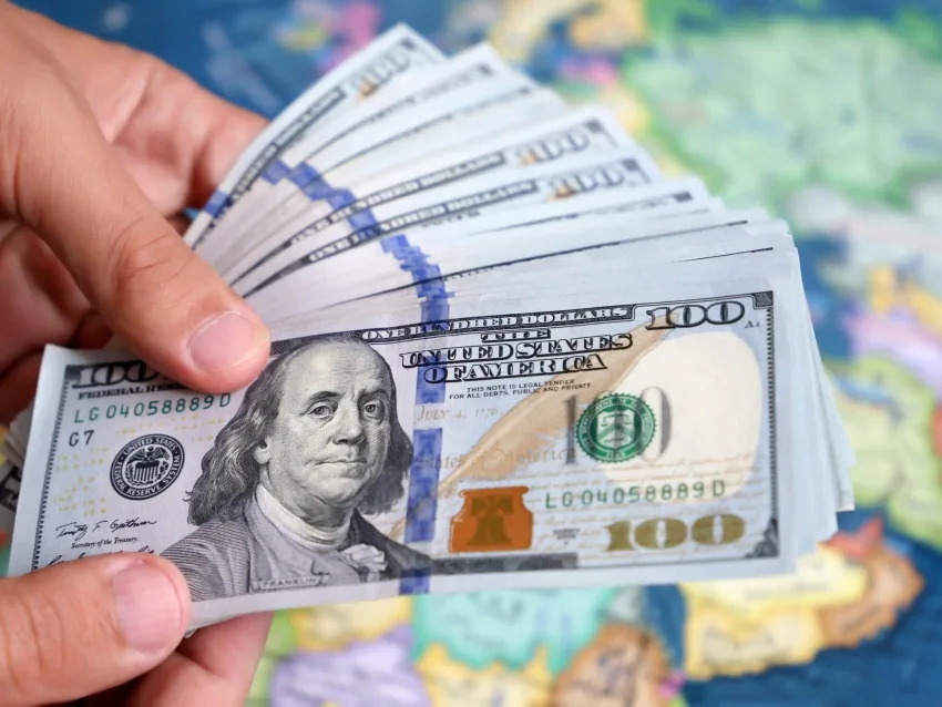 الدولار يواصل الارتفاع في بغداد وسط ترقب لتغيير سعر الصرف في موازنة 2027