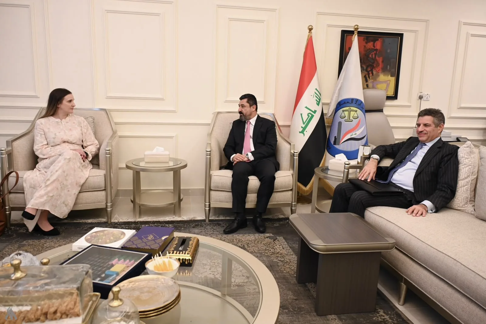 وزير العدل يبحث مع وفد أمريكي ملف السجناء الأجانب المنقولين من سوريا إلى العراق