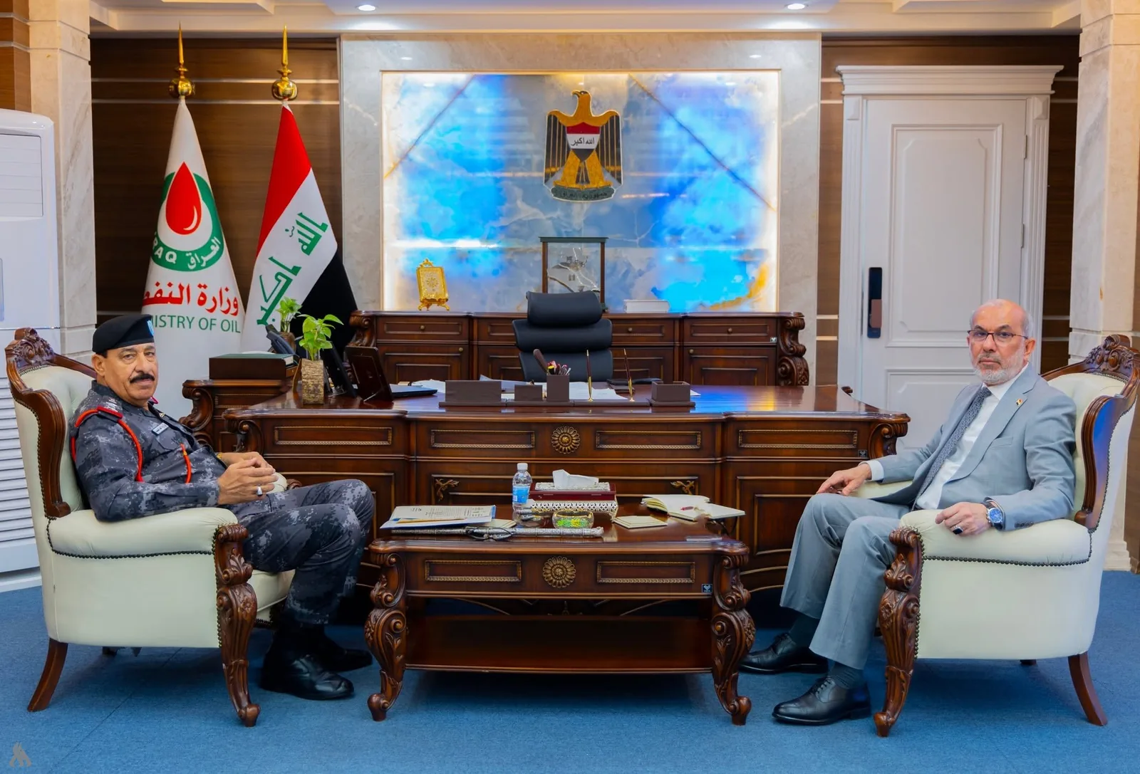وزير النفط ومدير شرطة الطاقة يؤكدان أهمية حماية المواقع والمنشآت النفطية