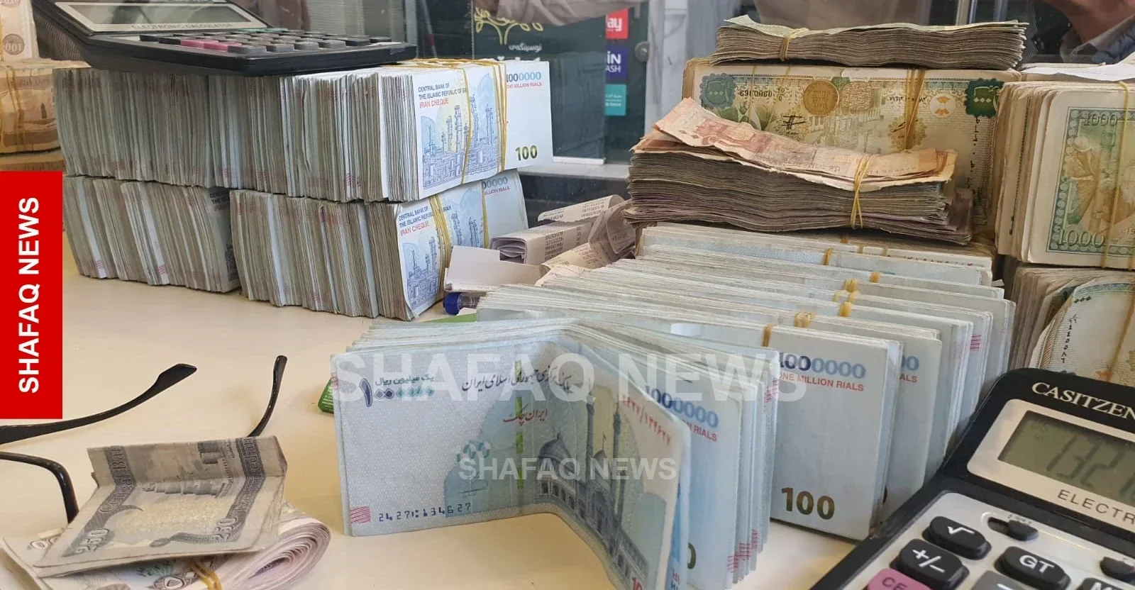 الدولار يواصل صعوده.. التومان الإيراني يتراجع إلى 265 ألفاً